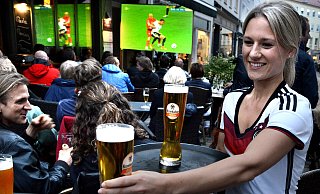 Ob Bielefelds Kneipen zur Fußball-WM wieder mit Fans gefüllt sein werden, bleibt abzuwarten. Einige Gastronomen verzichten ganz auf die Übertragung, andere zeigen die Spiele nur widerwillig. - Barbara Franke