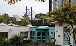 Auch die Kindertagesstätte Rappelkiste könnte für einen Neubau des Krankenhauses weichen. Im Hintergrund die Brücke, die HDZ und ZFE verbindet. - Jörg Stuke