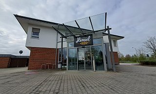 Hensel ist jetzt im ehemaligen Sparkassen-Gebäude beheimatet. - Peter Heidbrink