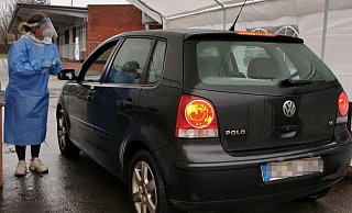 Am Bahnhof in Espelkamp gibt es jetzt ein neues Corona-Schnelltestzentrum, dass als Drive-in funktioniert. ?Foto: Benedikt Noch - Benedict Noch