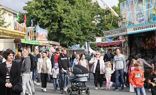 Am Samstagnachmittag flanierten viele Besucher über die Festmeile in der Espelkamper Innenstadt. - Klaus Frensing