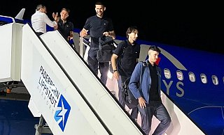Die Spieler der italienischen Fußball-Nationalmannschaft verlassen gut gelaunt das Flugzeug in Paderborn. In den blauen Shirts sind zu sehen (v. l.) Mateo Retegui, Lorenzo Pellegrini, Matteo Damian und Alessandro Bastoni. - Flughafen Paderborn/Lippstadt