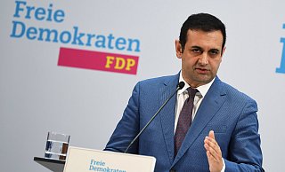 Bijan Djir-Sarai, FDP-Generalsekretär, hat lobende Worte für die Regierungspartner. Die Einigung der Ampel-Koalition auf die von der FDP geforderte Aktienrente sei ein "Riesenerfolg". - Serhat Kocak