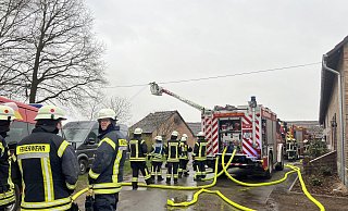 112 Feuerwehrleute waren bei dem Geflügelhof in Rietberg am Freitag im Einsatz. - Thorsten Heß