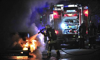 Die Feuerwehr musste in einem Fall all ihr Können aufbieten, um das brennende Fahrzeug weitestgehend zu retten. - Symbolfoto: Andreas Frücht