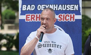 Dieser Redner nennt sich Daniel und macht auf seinem T-Shirt klar, wofür er steht. Später hisst er ein Banner mit der Aufschrift "Remigration". - Ulf Hanke