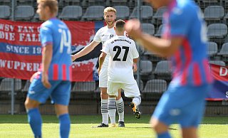 Ein Tänzchen in Ehren... Wiedenbrücks Benedikt Zahn hatte nach einem feinen Solo und einem starken Dribbling im Strafraum das 2:1 gegen den Wuppertaler SV erzielt und lässt sich von Stanislav Fehler dafür gebührend feiern. Fotos: Daniel Bremehr - Daniel Bremehr