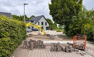Gefangen: Der Blick aus Sicht der Anwohnerinnen und Anwohner auf die Baustelle. Die Bremsschwelle, die die verkehrsberuhigte Zone markiert, wurde komplett abgetragen. Die Baustelle liegt hinter einer Kurve und ist bei Einfahrt in die Straße schlecht einsehbar. - Danielle Dörsing
