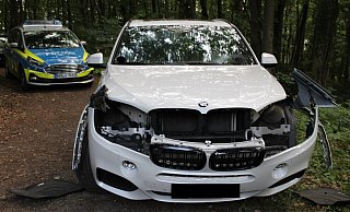 Dieser BMW X5 wurde im Juni 2022 in Porta Westfalica gestohlen und auf einem abgelegenen Fußweg im Wiehengebirge ausgeschlachtet. Die Täter hatten es offensichtlich bloß auf teure Ersatzteile abgesehen. - Polizei Minden-Lübbecke