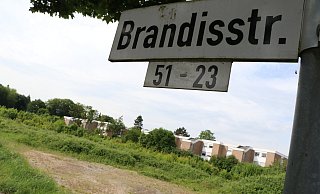 Auf dieser Grünfläche an der Brandisstraße sollen die drei Gebäude mit bis zu 80 Wohneinheiten entstehen. An der rechten Seite vor den anderen Häusern verläuft die Bahntrasse. - Holger Kosbab