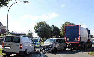 Nach einem Frontalzusammenstoß schleuderte ein Pkw in den Wagen der Müllabfuhr. - Polizei Minden-Lübbecke