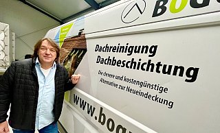 In seiner neuen Halle im Bürener Gewerbegebiet bereitet sich Unternehmer André Bogumil auf den Frühling vor, wenn seine Teams ihren Job auf den Dächern verrichten. Zu den Kunden zählen auch Firmen und Kommunen, sagt der Chef. - Jens Reddeker