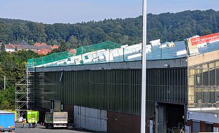 Auf der Rückseite dieses Hallendaches stürzte der junge Arbeiter am Montag in den Tod. - Jens Reichenbach