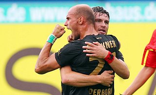 Als der SC Paderborn letztmals ein Saisonauftaktspiel gewann, standen unter anderem Daniel Brückner (l.) und Enis Alushi auf dem Platz. Hier jubelt Brückner am 17. Juli 2011 über seinen 1:1-Treffer in Rostock. - imago sportfotodienst