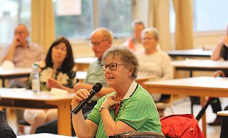 Jutta Krüger, Vorsitzende des Seniorenbeirats bei der Diskussion zur Dorferneuerung in Rehme. - Ulf Hanke