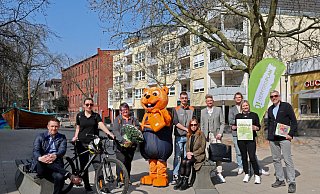 Auf den Herforder Frühling am ersten Aprilwochenende freuen sich (v l.): Pro Herford-Chef Frank Hölscher, Joanna Schlaberg von der Stadtverkehrsgesellschaft, Manuela Löffelbein, der Biber und Niklas Neulken von Obi, Ute Schuster von Optik Schlecht, Malte Rottmann von Klingenthal, Marnie Scheider und Yannik Seeberg von der Pro Herford und Bernd Hanisch vom Seniorenbeirat. - Frank-Michael Kiel-Steinkamp