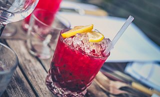Die Menschen im Lübbecker Land gehen wieder häufiger etwas trinken. Der Cocktail ist bei einigen das bevorzugte Getränk. - (Symbolbild): Pixabay