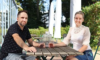 Ulf und Emma Jetter schlagen beruflich neue Wege ein und geben das Café im Nordholz an einen neuen Pächter ab. MT-Foto: - Alex Lehn