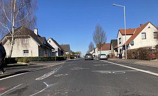 Die Unfallstelle in Oetinghausen im März 2022: Die Ermittler haben die Spuren und Entfernungen mit Sprühfarbe eingezeichnet. - Jobst Lüdeking