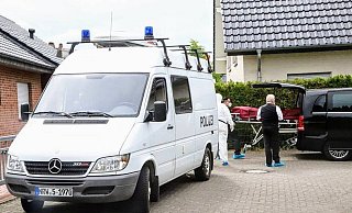 Nach der Bluttat wird der Leichnam der Frau aus dem gemeinsamen Wohnhaus geholt und abtransportiert. - Charlotte Mahncke