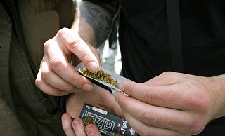 Wer von Donnerstag bis einschließlich Sonntag in Bünde Cannabis konsumieren will, der muss dafür den Zwiebelmarkt verlassen. - IMAGO/Stefan Trappe