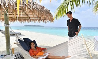Coco Island, Costa Rica: Dr. Jessica Delgado (Collien Ulmen-Fernandes) genießt den freien Tag am Strand, den ihr der Kapitän (Florian Silbereisen) möglich gemacht hat. - Dirk Bartling