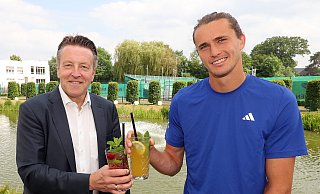 Turnierdirektor Ralf Weber (l.) begrüßte Alexander Zverev bereits am Donnerstag in Halle. Am Samstag trat Deutschlands Nummer eins vor die Presse. - Terra Wortmann Open