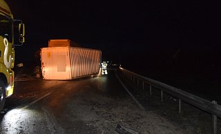 Durch die Wucht der Zusammenstöße ist der Anhänger auf der Fahrbahn umgekippt. - Polizei Herford