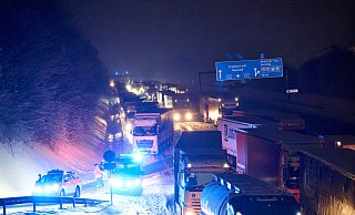 Auf der A3 im nördlichen Rheinland-Pfalz steckten in der Nacht zu Donnerstag etwa 2.000 Menschen für Stunden fest. - Thomas Frey / dpa