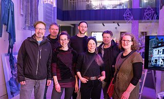 v.l. Frank Böhnte, Dirk Topel, Ines Wagner, Marvin Krühler, Heide Fernandes da Silva, Achim Borchers und Crystal D. Johnson vom ehemaligen Kulturhaus Ostblock sprechen in den Räumen der Volksbank Bielefeldüber ihre Zukunftspläne. Derzeit sind dort auch einige Arbeiten der Künstler dort zu sehen. - Oliver Krato