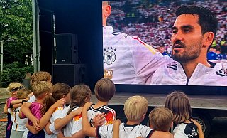 Große und kleine Fans sind wieder zum Jubeln auf dem Marktplatz in Warburg eingeladen. - Stadt Warburg