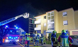 Bei einem Küchenbrand im zweiten Obergeschoss dieses Mehrfamilienhauses in der Hövelhofer Raiffeisenstraße erlitt die 40 Jahre alte Bewohnerin eine Rauchgasvergiftung. - Ralph Meyer