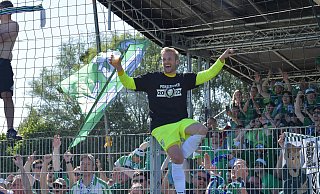 Torwart Jarno Peters war beim FC Gütersloh am Samstagnachmittag der gefeierte Pokalheld. - Jens Dünhölter
