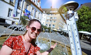 Sommerhitze am Bielefelder Alten Markt ist schön und mal zu genießen - aber es droht Gefahr für ältere und kranke Menschen. - BARBARA FRANKE