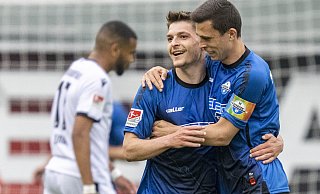 Florent Muslija erhielt in der aktuellen Kicker-Rangliste als einziger SCP-Spieler das Prädikat "Herausragend". Teamkollege Ron Schallenberg (r.) musste sich diesmal mit "Auffällig" begnügen. - picture alliance/dpa