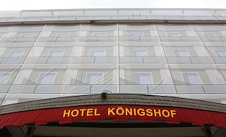 Das ehemalige Hotel Königshof versteckt sich jetzt zum Kurpark hinter einem Vorhang. - Ulf Hanke