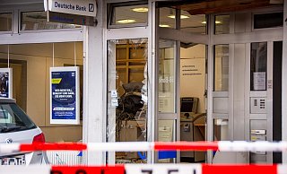 Geldautomaten-Sprenger haben an der Horner Mittelstraße einen Ort der Verwüstung hinterlassen. Ziel der Täter war eine SB-Filiale der Deutschen Bank. - Raphael Bartling