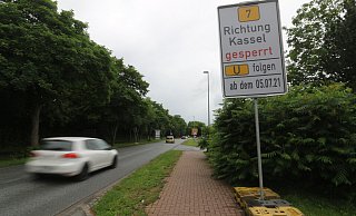 Der Verkehr wird – wie hier am Paderborner Tor – großräumig mit Hinweisschildern umgeleitet. Dennoch knubbelte es sich am Montagnachmittag bereits. - Simone Flörke