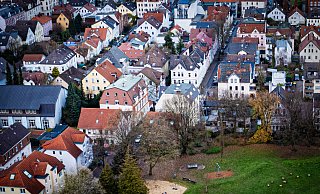 Hinter dem kleinen Park mit Spielplatz verläuft die Luisenstraße. Der Straßenabschnitt ist ein verkehrsberuhigter Bereich, in dem nun die Mordkommission ermitteln musste. - Mike-Dennis Müller