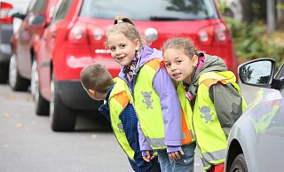 An der Grundschule am Wiehen und an der Gesamtschule kommt es immer häufiger zu Problemen mit Elterntaxis. Die vielen Elternautos gefährden häufig die Kinder, die zu Fuß oder mit dem Rad kommen. - Stephanie Pilick