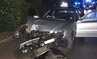 Der Mercedes dürfte nach dem Unfall nur noch Schrottwert haben. - Polizei Minden-Lübbecke