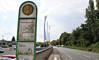 Kein Hinweis weit und breit: Fahrgäste an der Haltestelle Bindingstraße warten unter Umständen lange auf den Bus - weil sie nicht wissen, dass die Haltestelle vorübergehend an die Fischerstraße velegt wurde. - Meiko Haselhorst