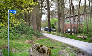 Die langgezogene Einfahrt am Brockweg 256 führt zum Garten- und Landschaftsbauer Freisen sowie zum Lagerstandort der Chutsch Bau GmbH. - Andreas Frücht