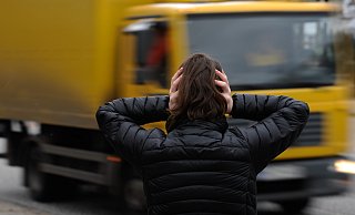 Nicht nur Lkw, auch Pkw sorgen in Löhne für eine hohe Lärmbelästigung. Allzu viele Möglichkeiten hat die Stadt aber nicht, um die Situation zu entschärfen. - picture alliance / dpa