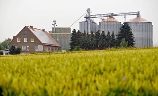 Der Landhandel Klocke: In den riesigen Silos wird das Getreide gelagert. - ralf bittner, www.f2-fotografie.de