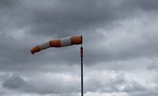 Kräftiger Wind und immer wieder Regenschauer: Der Dienstag in Gütersloh war ziemlich ungemütlich. - Symbolfoto/picture alliance