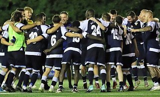 Herforder Jubelkreis nach dem Spiel. - Niklas Gessat