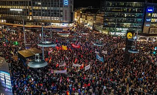 Nicht nur der Jahnplatz war komplett gefüllt. Die Demonstrierenden drängten sich auch in der Bahnhofstraße, der Niedernstraße oder auf dem Niederwall. - Paul Brinkmann