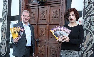 Museumsleiterin Regine Krull und Bürgermeister Thomas Meyer präsentieren das Kulturprogramm 2022, hinter dem zahlreiche Veranstalter, Organisatoren, Künstler und Sponsoren stehen. - Britta Bohnenkamp-Schmidt