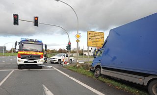 Unmittelbar vor der Kreuzung B239/Gestringer Straße geriet ein Lkw auf den Grünstreifen und musste gesichert und dann geborgen werden. - Joern Spreen-Ledebur